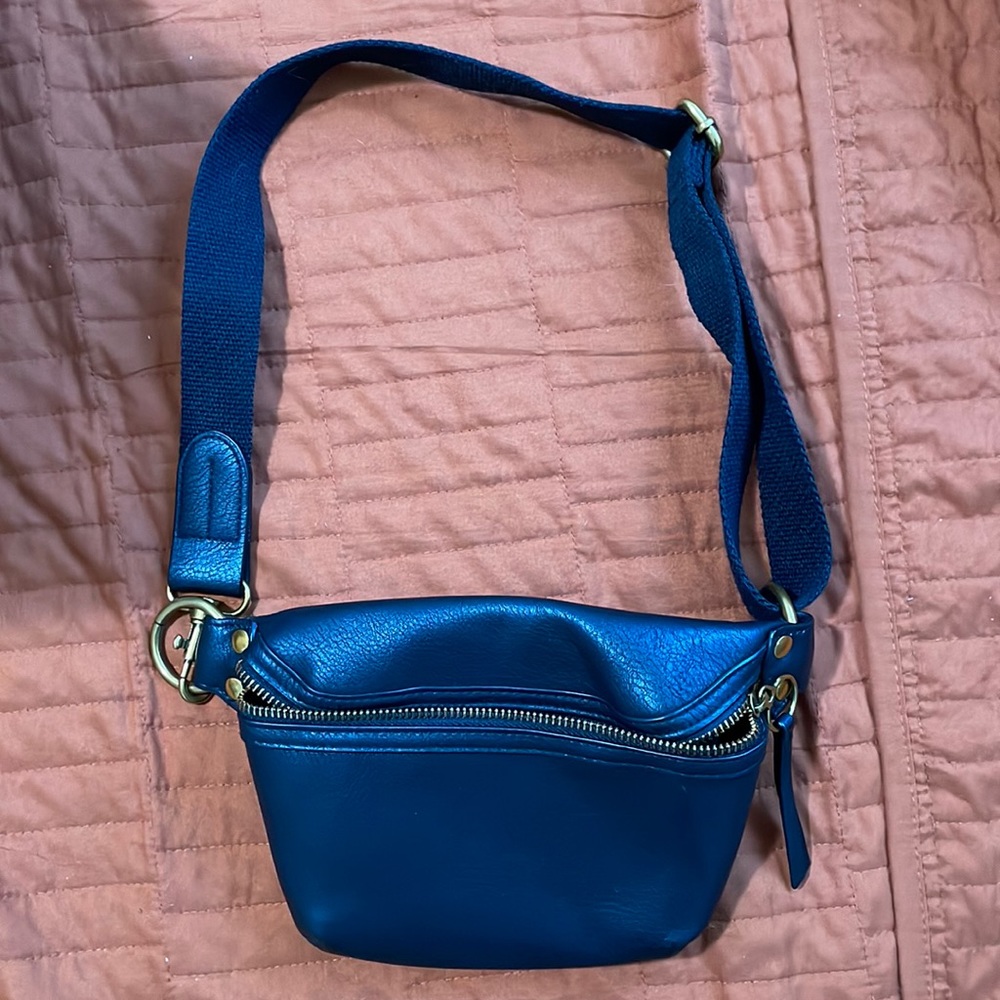 Universal thread black fanny pack